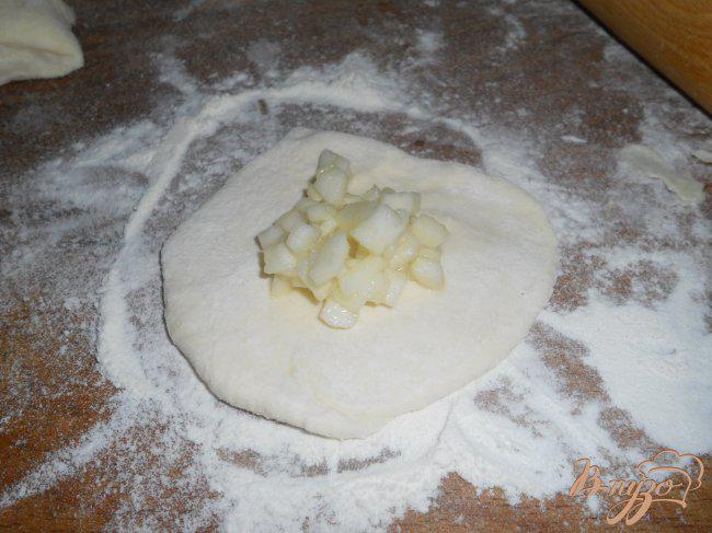 Фото приготовление рецепта: Быстрые творожные пирожки с яблоками шаг №3