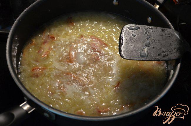 Фото приготовление рецепта: Луковый и беконовый суп шаг №3