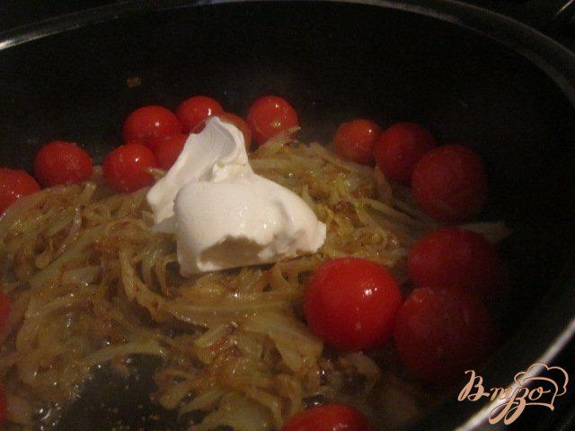 Фото приготовление рецепта: Филе скумбрии с фенхелем и томатами. шаг №3