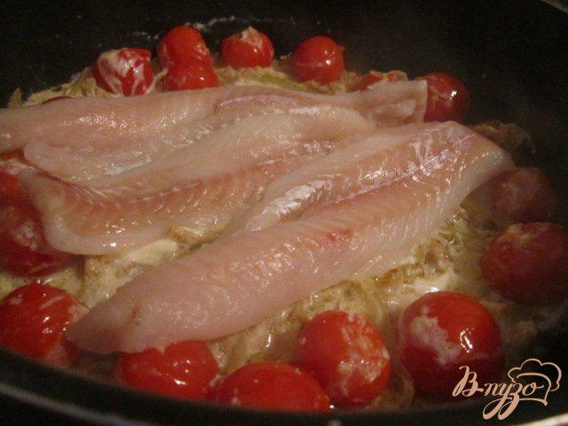 Фото приготовление рецепта: Филе скумбрии с фенхелем и томатами. шаг №4