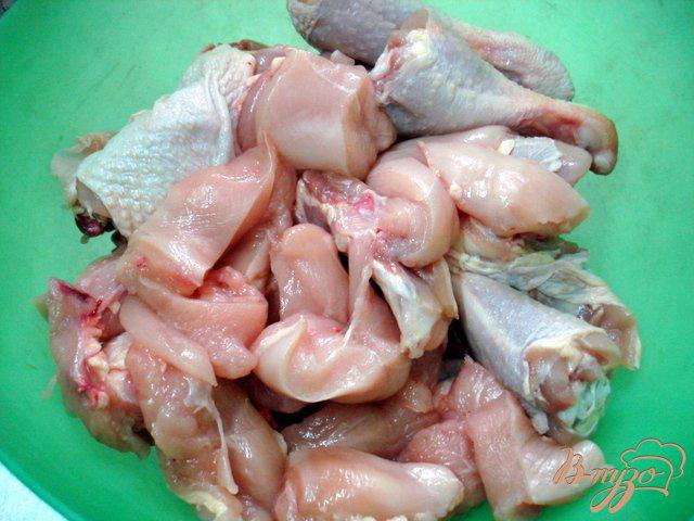 Фото приготовление рецепта: Курица тушёная в сметанном соусе шаг №1