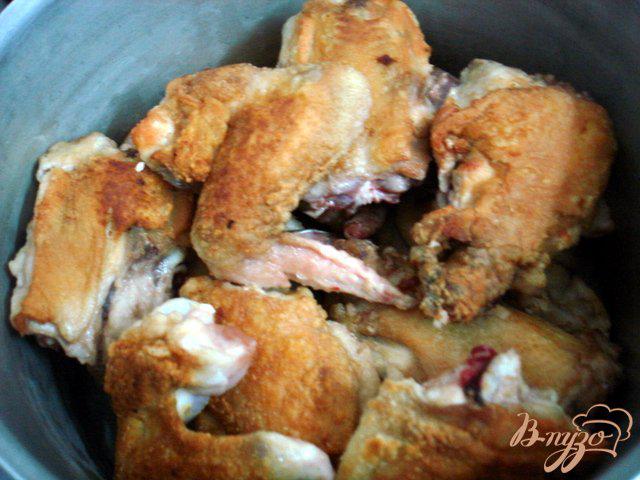 Фото приготовление рецепта: Курица тушёная в сметанном соусе шаг №5