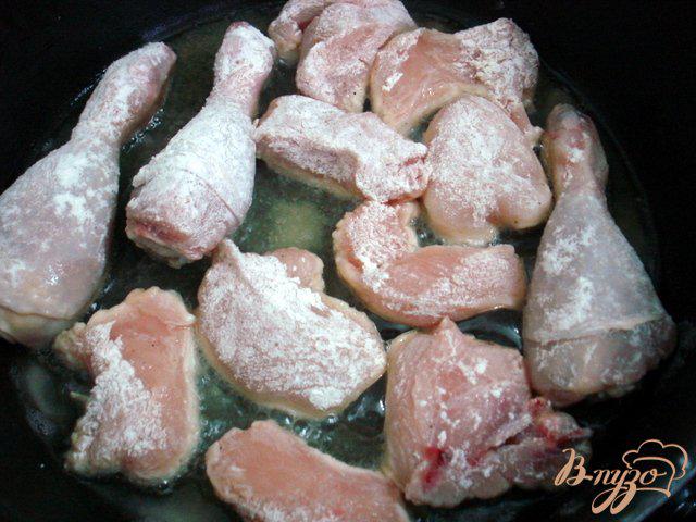 Фото приготовление рецепта: Курица тушёная в сметанном соусе шаг №3