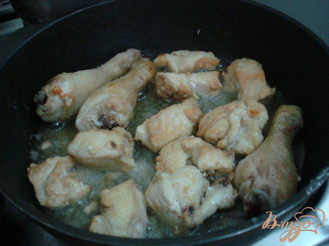 Фото приготовление рецепта: Курица тушёная в сметанном соусе шаг №4