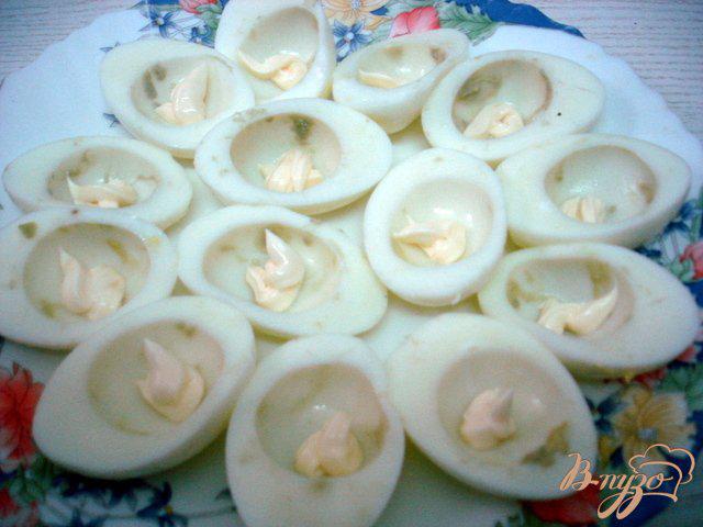 Фото приготовление рецепта: Яйца фаршированные грибной пастой шаг №4