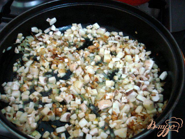 Фото приготовление рецепта: Яйца фаршированные грибной пастой шаг №3
