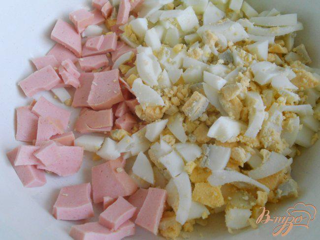 Фото приготовление рецепта: Салат с колбасой и кукурузой шаг №1