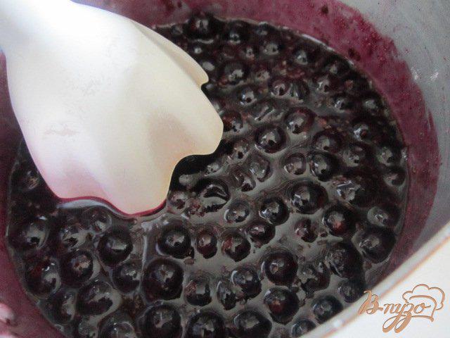 Фото приготовление рецепта: Мини-шарлотки с кремом из черной смородины шаг №3