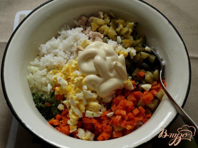 Фото приготовление рецепта: Салат с рисом, курицей и цветными блинчиками шаг №2