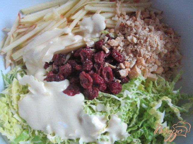 Фото приготовление рецепта: Салат из капусты и яблока шаг №5