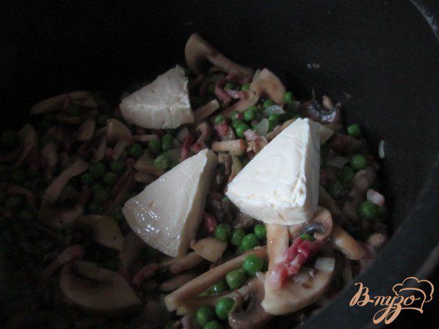 Фото приготовление рецепта: Зеленый горошек с ветчиной и грибами шаг №3