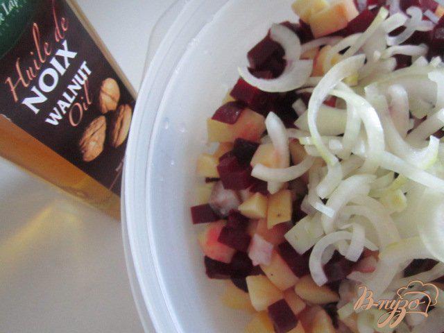 Фото приготовление рецепта: Салат из свеклы с сельдью шаг №3