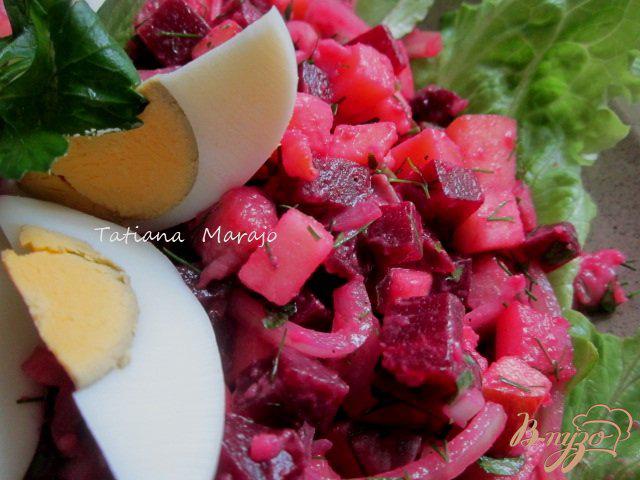Фото приготовление рецепта: Салат из свеклы с сельдью шаг №5