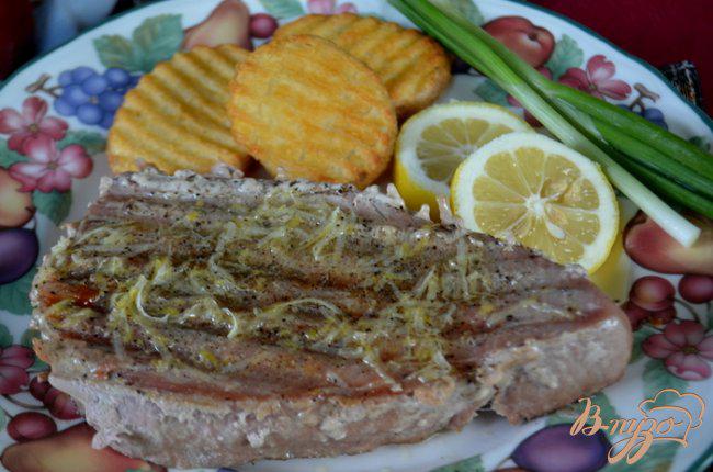 Фото приготовление рецепта: Стейки тунца с лимонным маслом и черным перцем шаг №3