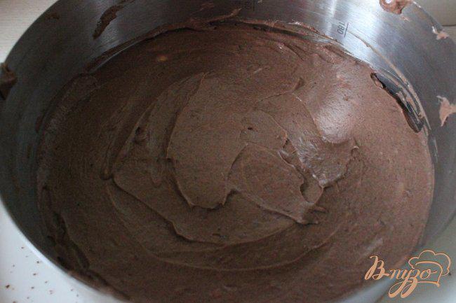 Фото приготовление рецепта: Шоколадно-брусничный торт. шаг №6