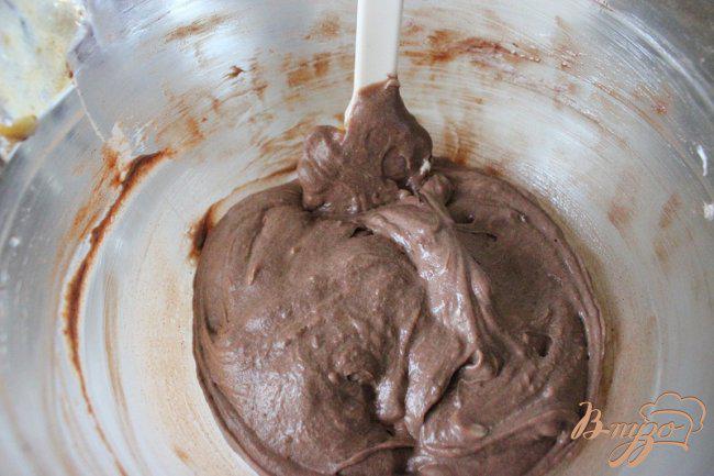 Фото приготовление рецепта: Шоколадно-брусничный торт. шаг №5