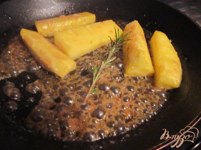 Фото приготовление рецепта: Тюиль с кусочками ананаса в карамели шаг №6