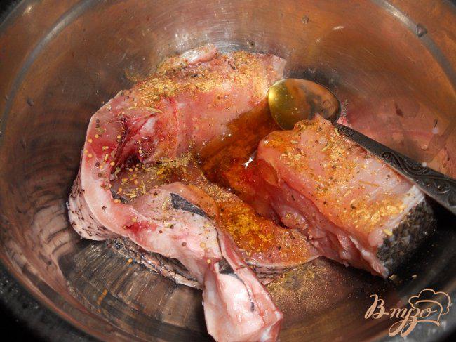 Фото приготовление рецепта: Толстолобик в медовой глазури шаг №1