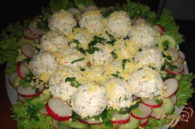 Фото приготовление рецепта: Творожные крокеты на овощном салате шаг №5