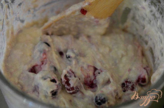 Фото приготовление рецепта: Простой рецепт для вафельницы с ягодами шаг №2