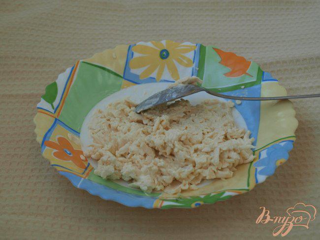 Фото приготовление рецепта: Быстрая закуска из резанных шампиньонов шаг №3