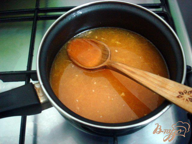 Фото приготовление рецепта: А-ля  апельсины  (желе в апельсиновых долькох.) шаг №3