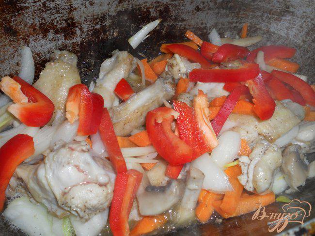 Фото приготовление рецепта: Кукурузная каша с курицей и грибами шаг №2