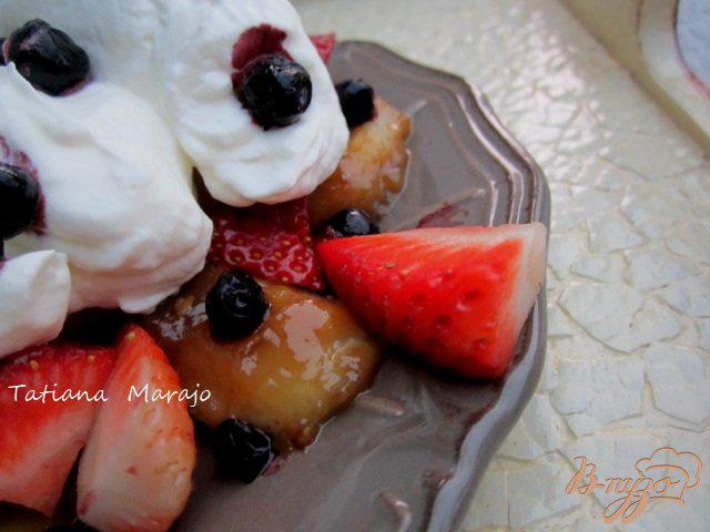 Фото приготовление рецепта: Десерт с бананами в молочной карамели шаг №4
