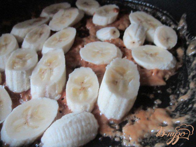 Фото приготовление рецепта: Десерт с бананами в молочной карамели шаг №2