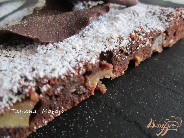 Фото приготовление рецепта: Шоколадный пирог с грушами шаг №4