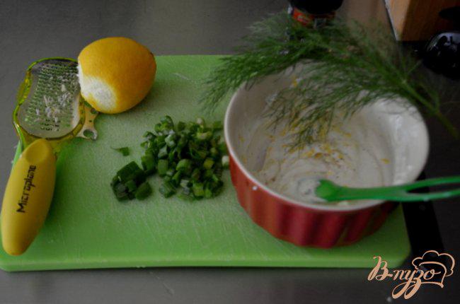 Фото приготовление рецепта: Канапе с лососем и сливочным сыром шаг №2