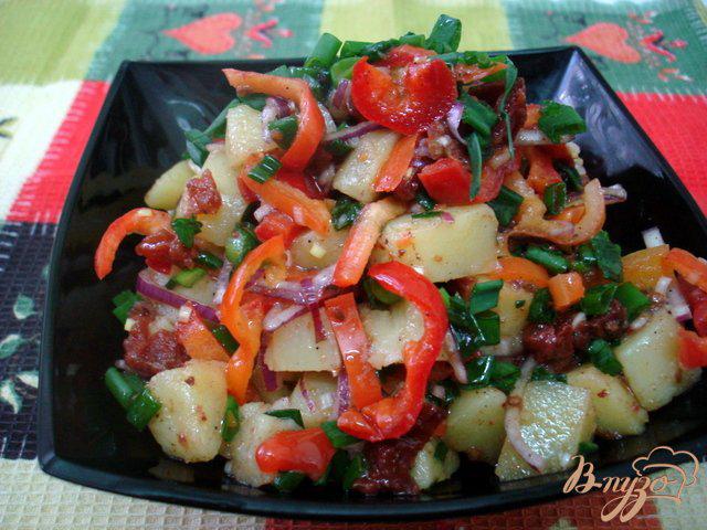 Фото приготовление рецепта: Картофельный салат с вялеными помидорами шаг №7