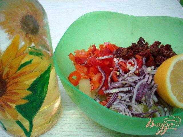Фото приготовление рецепта: Картофельный салат с вялеными помидорами шаг №6