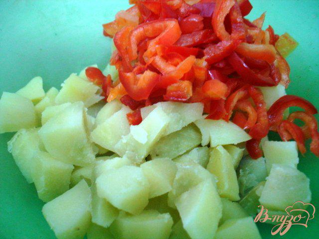 Фото приготовление рецепта: Картофельный салат с вялеными помидорами шаг №5