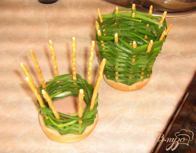 Фото приготовление рецепта: Луковые корзинки для салатов шаг №5