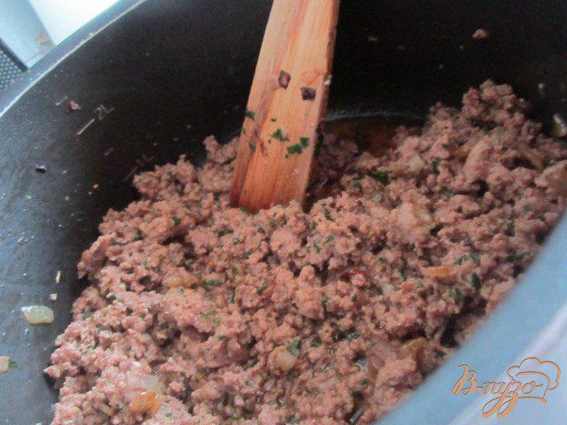 Фото приготовление рецепта: Ma’loubeh - Рис с баклажанами и фаршем шаг №3