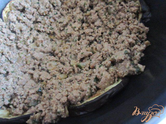Фото приготовление рецепта: Ma’loubeh - Рис с баклажанами и фаршем шаг №5