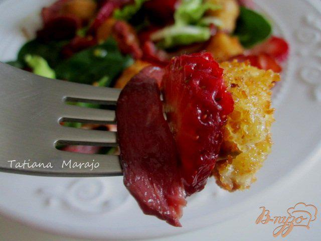 Фото приготовление рецепта: Салат с жаренной моцареллой и клубникой шаг №8