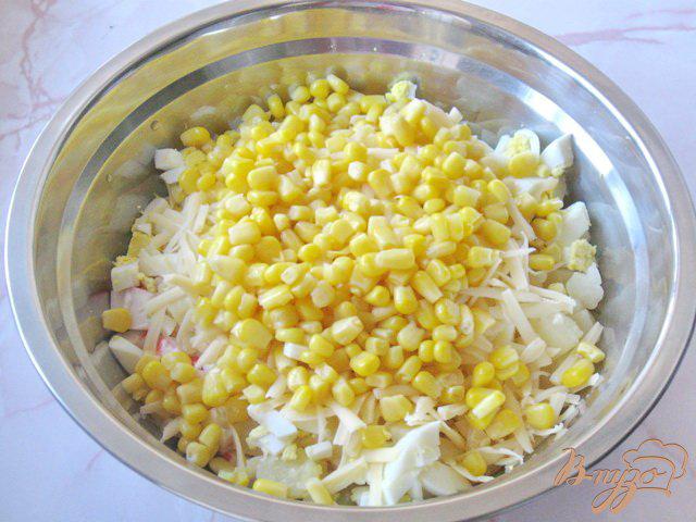 Фото приготовление рецепта: Салат из крабовых палочек и ананасов шаг №5