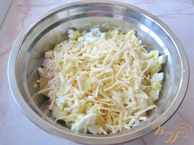 Фото приготовление рецепта: Салат из крабовых палочек и ананасов шаг №4