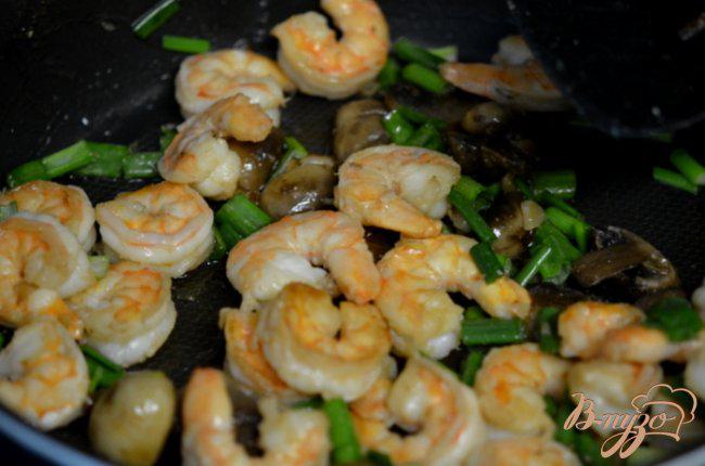 Фото приготовление рецепта: Спагетти с креветками и грибами шаг №3