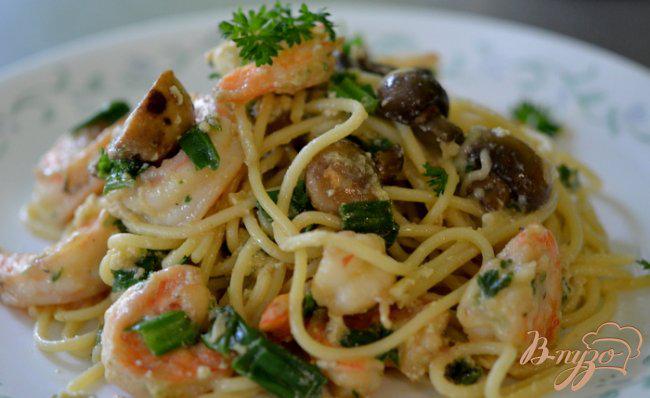 Фото приготовление рецепта: Спагетти с креветками и грибами шаг №4