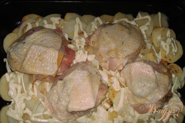 Фото приготовление рецепта: Картофель с куриными бедрышками, запеченный в духовке. шаг №3