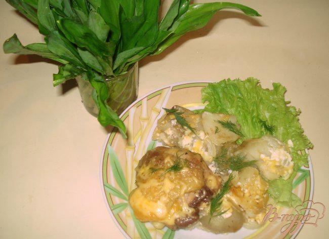 Фото приготовление рецепта: Картофель с куриными бедрышками, запеченный в духовке. шаг №6