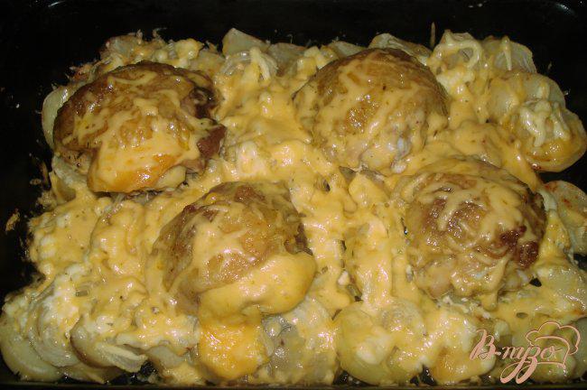Фото приготовление рецепта: Картофель с куриными бедрышками, запеченный в духовке. шаг №5
