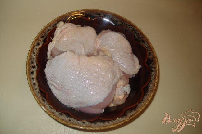 Фото приготовление рецепта: Картофель с куриными бедрышками, запеченный в духовке. шаг №1
