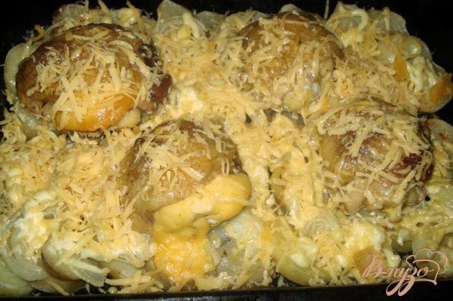 Фото приготовление рецепта: Картофель с куриными бедрышками, запеченный в духовке. шаг №4