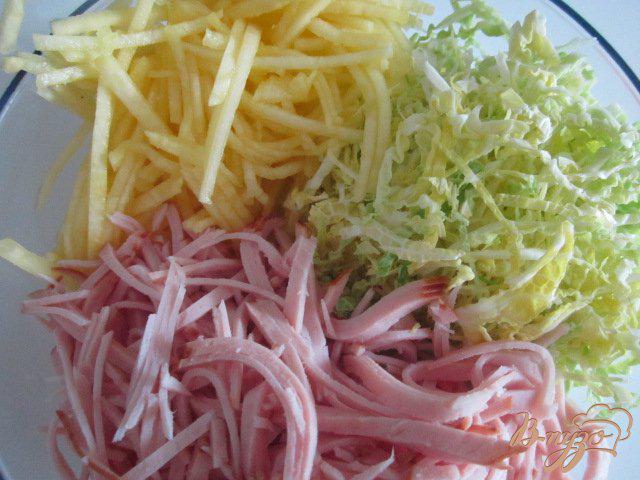 Фото приготовление рецепта: Капустный салат с индейкой шаг №4
