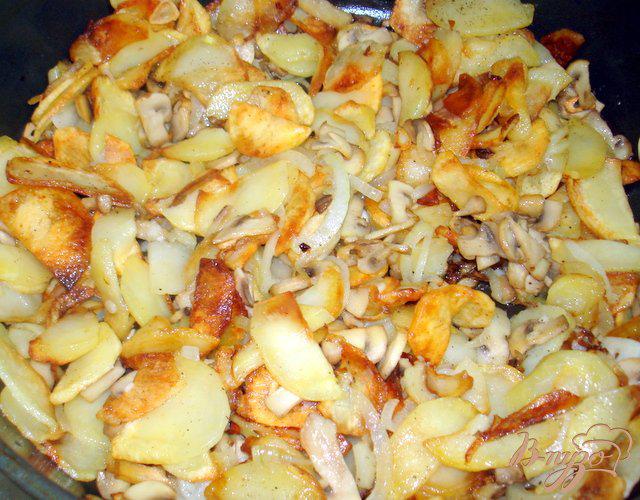 Фото приготовление рецепта: Картошка жареная с грибами шаг №7