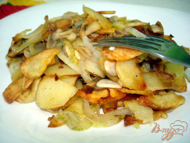 Фото приготовление рецепта: Картошка жареная с грибами шаг №8